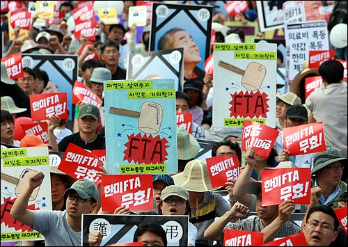 지난 6월2일 한미FTA 협상장앞에서 분신사망한 고 허세욱씨 49재와 한미FTA 전면무효화를 요구하는 총궐기 선포대회가 열렸다.